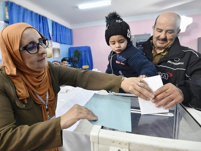 Des Algériens votent pour la présidentielle le 12 décembre 2019 - RYAD KRAMDI [AFP]