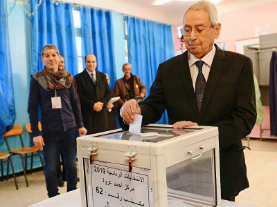 Abdelmajid Tebboune vote lors du premier tour à l'élection présidentielle, à Alger, le 12 décembre 2019 - - [AFP]