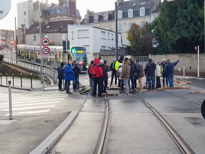 C'est dans la descente entre les arrêts Poincaré et gare de Caen que les transports ont été bloqués. - Charlotte Hautin