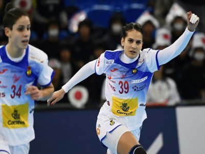 L'Espagnole Almudena Rodriguez (d) lors du Mondial féminin de handball, le 10 décembre 2019 à Kumamoto - Charly TRIBALLEAU [AFP/Archives]