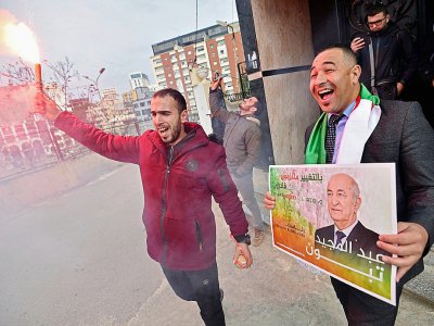 Des partisans d'Abdelmadjid Tebboune célébrent sa victoire à la présidentielle, le 13 décembre 2019 à Alger - RYAD KRAMDI [AFP]
