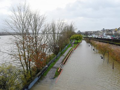 La Garonne en crue à Bordeaux le 13 décembre 2019 - NICOLAS TUCAT [AFP]
