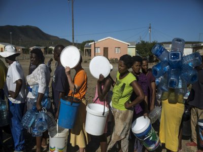 Des habitants font la queue lors d'une distribution d'eau à Adelaide, le 26 novembre 2019 en Afrique du Sud - Guillem Sartorio [AFP]