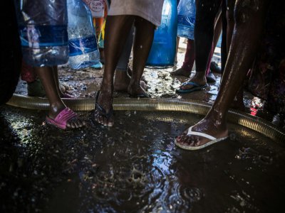 Des habitants font la queue lors d'une distribution d'eau à Adelaide, le 26 novembre 2019 en Afrique du Sud - Guillem Sartorio [AFP]