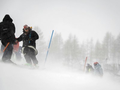 Les skieurs redescendent après l'annonce de l'annulation du slalom messieurs samedi 14 décembre à Val d'Isère à cause des conditions climatiques. - JEFF PACHOUD [AFP]