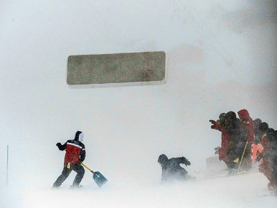 Les pisteurs tentent d'entretenir la piste prévue pour le slalom de la Coupe du monde de ski le 14 décembre 2019, malgré les conditions climatiques à Val d'Isère. - JEFF PACHOUD [AFP]