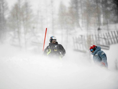 Les organisateurs ont décalé à dimanche le slalom de la Coupe du monde de ski alpin en raison des fortes bourrasques de vent à Val d'Isère le 14 décembre 2019 - JEFF PACHOUD [AFP]