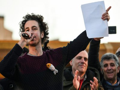 Mattia Santori, l'un des fondateurs du mouvement antifasciste des "sardines", s'exprime lors d'une manifestation à Rome le 14 décembre 2019 - Andreas SOLARO [AFP]