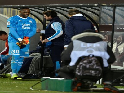 Le gardien de Marseille Steve Mandanda sort sur blessure à Metz, le 14 décembre 2019 - JEAN-CHRISTOPHE VERHAEGEN [AFP]