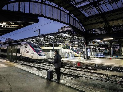 Un voyageur Gare de l'Est à Paris, le 13 décembre 2019 - Martin BUREAU [AFP]