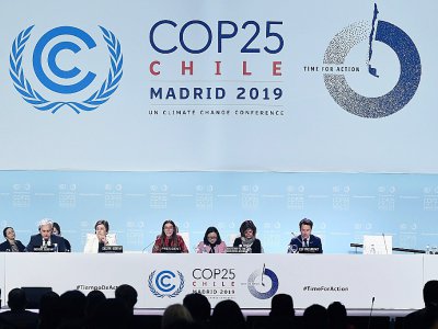 La ministre chilienne de l'environnement Carolina Schmidt (centre), présidente de la COP25, lors d'une session de la conférence à Madrid le 15 décembre 2015 - OSCAR DEL POZO [AFP]