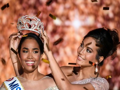 Clémence Botino, Miss Guadeloupe,  élue Miss France 2020, est couronnée par Vaimalama Chaves (d), Miss France 2019, le 14 décembre 2019 à Marseille - CHRISTOPHE SIMON [AFP]