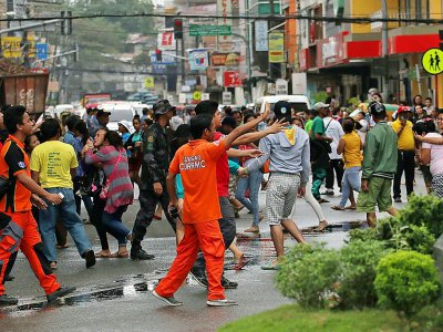 Des habitants dans les rues après un séisme à Mindanao en février 2017 aux Philippines - ERWIN MASCARINAS [AFP/Archives]