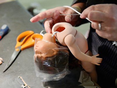 Une employée travaille sur l'assemblage d'une poupée Petitcollin dans la fabrique d'Etain, le 29 novembre 2019 dans la Meuse - JEAN-CHRISTOPHE VERHAEGEN [AFP]