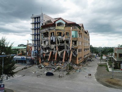 (ARCHIVES) Un immeuble détruit par un séisme de magnitude 6,5 à Kidapawan dans la province de Cotabato sur l'île de Mindanao aux Philippines le 31 octobre 2019 - Ferdinandh CABRERA [AFP/Archives]