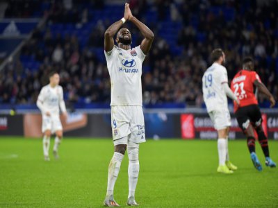 La détresse de l'attaquant lyonnais Moussa Dembélé après la défaite de son équipe à domicile devant Rennes, le 15 décembre 2019 - ROMAIN LAFABREGUE [AFP]