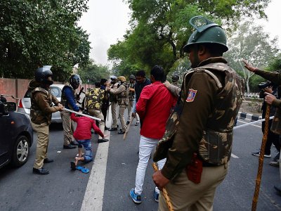 Des manifestants qui dénoncent la loi sur la citoyenneté à New Delhi font face à des policiers, le 15 décembre 2019 - STR [AFP]