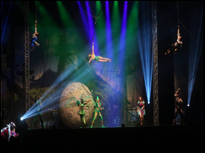 Ce spectacle "Peter Pan Noël au pays merveilleux" présente beaucoup de jolis numéros aériens.