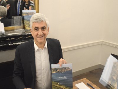 Pour présenter son nouveau livre "Je viens d'ici", publié aux Editions des Falaises, Hervé Morin a organisé une soiréecocktail avec produits normands à la Maison de l'Industrie à Paris, place Saint-Germain-des-Prés.