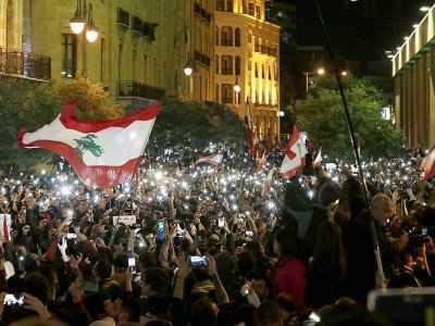 Des manifestants libanais utilisent les lumières de leurs téléphones portables, le 15 décembre 2019 dans le centre-ville de Beyrouth - ANWAR AMRO [AFP]