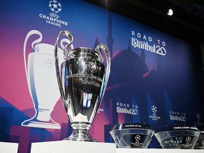 Le trophée de la Ligue des champions exposé au siège de l'UEFA à Nyon lors du tirage au sort des 8e de finale, le 16 décembre 2019 - Fabrice COFFRINI [AFP]