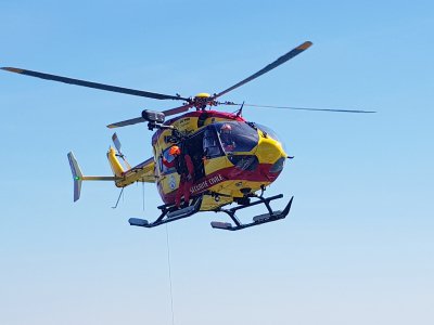 L'hélicoptère Dragon 76 a été mobilisé ce lundi 16 décembre, au large d'Ouistreham. - Gilles Anthoine