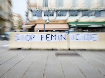 Banderole déployée le 23 novembre 2019 à l'occasion d'un rassemblement au sujet des femmes tuées par leur conjoint ou leur ex, à Marseile le 23 novembre 2019 - CLEMENT MAHOUDEAU [AFP/Archives]