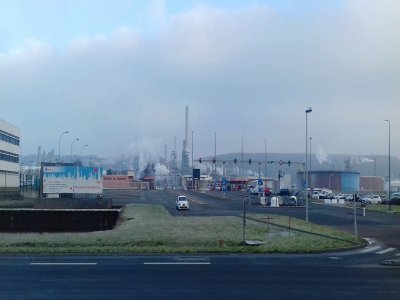 L'incendie survenu, le samedi 14 décembre, dans la raffinerie Total de Gonfreville-l'Orcher, près du Havre, a causé d'importants dégâts. - Google Maps