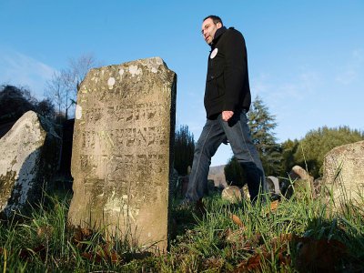 Lionel Godmet, un "veilleur de mémoire", effectue des rondes dans le cimetière juif de Jungholtz, le 10 décembre 2019 en Alsace - SEBASTIEN BOZON [AFP]