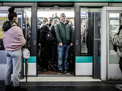 Des passagers prennent place dans une rame de métro, le 12 décembre 2019 à Paris - Philippe LOPEZ [AFP/Archives]