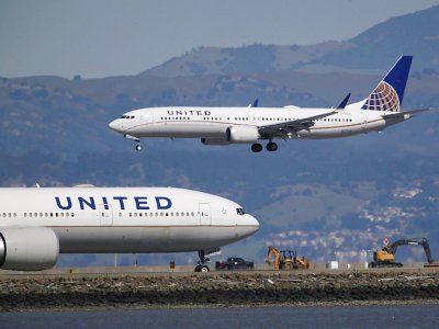 Un Boeing 737 Max d'United Airlines atterrit à l'aéroport de San Francisco en mars 2019 - JUSTIN SULLIVAN [Getty/AFP/Archives]