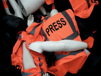 Des mannequins démembrés avec le bandeau "Presse" lors d'une manifestation marquant le premier anniversaire de la mort du journaliste saoudien Jamal Khashoggi, le 1er octobre 2019 à Neuilly-sur-Seine - PHILIPPE LOPEZ [AFP/Archives]