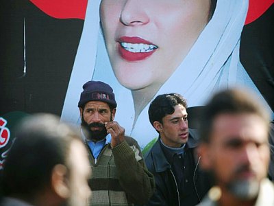 Des militants Parti populaire du Pakistan (PPP) devant un portrait de l'ex Première ministre pakistanaise Benazir Bhutto, à Rawalpindi le 27 décembre 2011 - FAROOQ NAEEM [AFP/Archives]