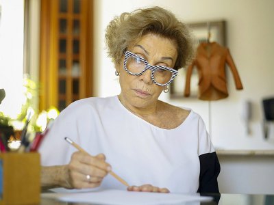 La Brésilienne Helena Schargel, mannequin de presque 80 ans, travaille sur sa dernière collection de lingerie pour femmes senior, le 1er novembre 2019 à Sao Paulo - Miguel SCHINCARIOL [AFP]