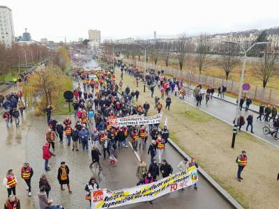 En ce mardi 17 décembre, au Havre, les manifestants se dirigent vers le stade Océane. - Joris Marin
