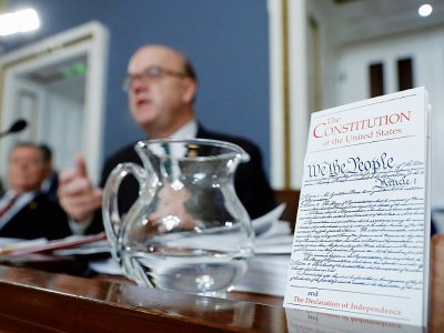 Un exemplaire de la Constitution des Etats-Unis exposé lors d'une réunion en commission à la Chambre des rerpésentants, le 17 décembre 2019 à Washington - Andrew Harnik [POOL/AFP]