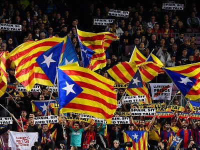 Des supporters du FC Barcelone agitent des drapeaux pour l'indépendance de la Catalogne, le 5 novembre 2019 dans le stade Camp Nou à  Barcelone - Josep LAGO [AFP/Archives]