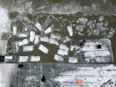 Vue aérienne de la rivière Songhua où des travailleurs découpent des blocs de glace, le 10 décembre 2019 à Harbin, en Chine - NOEL CELIS [AFP]