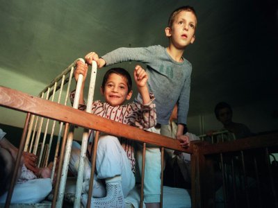 Des enfants dans un orphelinat, le 14 octobre 1990 à Buchea, à 150 km de Bucarest, en Roumanie - JOEL ROBINE [AFP/Archives]