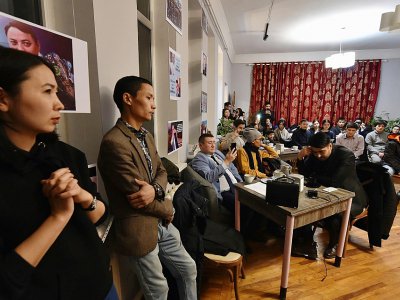 Des personnes se rassemblent au "café anti-corruption" à Bichkek, le 5 décembre 2019 - Vyacheslav OSELEDKO [AFP]
