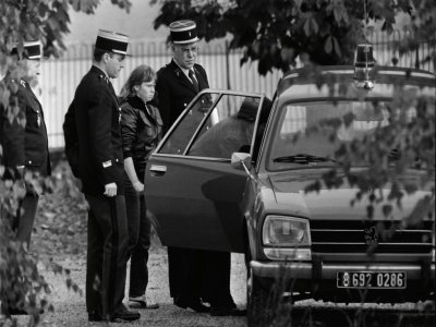 Murielle Bolle escortée par des policiers, le 7 novembre 1984 à Lépanges-sur-Vologne, dans les Vosges - JEAN-CLAUDE DELMAS [AFP/Archives]