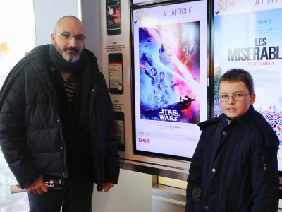 Star Wars, ça se transmet de génération en génération. Elven et son papa Jérôme sont allés le voir à Caen ce midi. - Léa Quinio
