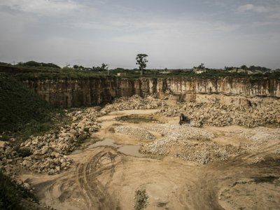 Une carrière qui alimente une cimenterie a partiellement détruit la forêt de Bandia au Sénégal, comme le montre cette photo du 25 septembre 2019. - JOHN WESSELS [AFP]