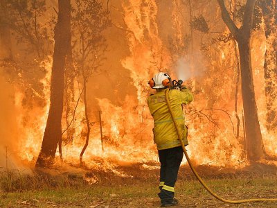 Un pompier effectue des brûlis préventifs pour protéger des zones d'habitation, le 10 décembre 2019 au nord de Sydney - Saeed KHAN [AFP/Archives]