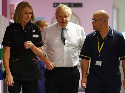 Boris Johnson, lors d'une visite d'hôpital pendant sa campagne pour les législatives à Mansfield (Angleterre) le 8 novembre 2019 - Daniel LEAL-OLIVAS [POOL/AFP]