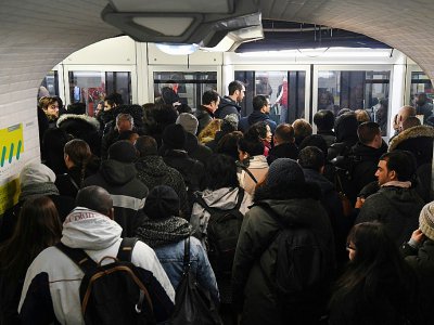 Une foule tente de prendre la métro à la gare du Nord, à Paris le 18 décembre 2019 - Alain JOCARD [AFP]