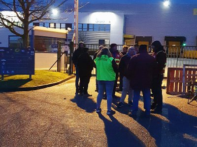 Les grévistes ont bloqué pendant quelques heures, jeudi 19 décembre, ce centre de tri de Val-de-Reuil, où transitent 100 000 colis par jour. - UD CGT 76