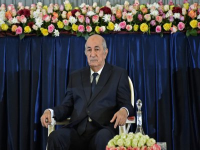 Le nouveau président algérien Abdelmadjid Tebboune (d) lors d'une cérémonie pour sa prestation de serment, le 19 décembre 2019 à Alger - RYAD KRAMDI [AFP]