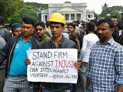 Des manifestants se rassemblent malgré une interdiction pour protester contre la nouvelle loi sur la citoyenneté en Inde qu'ils jugent discriminatoire envers les musulmans, à Bangalore le 19 décembre 2019 - Manjunath Kiran [AFP]