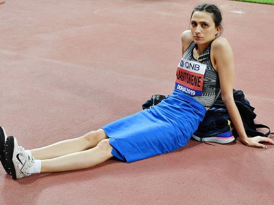 La triple championne du monde de saut en hauteur Maria Lasitskene prend une pause lors des Mondiaux d'athlétisme à Doha, le 30 septembre 2019 - ANDREJ ISAKOVIC [AFP/Archives]
